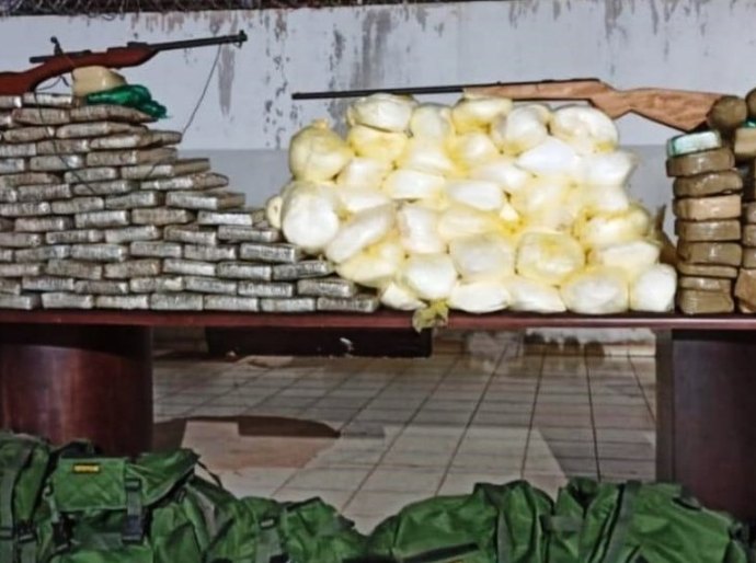 Quatro pessoas são presas em fazenda na fronteira com mais de 160 quilos de drogas