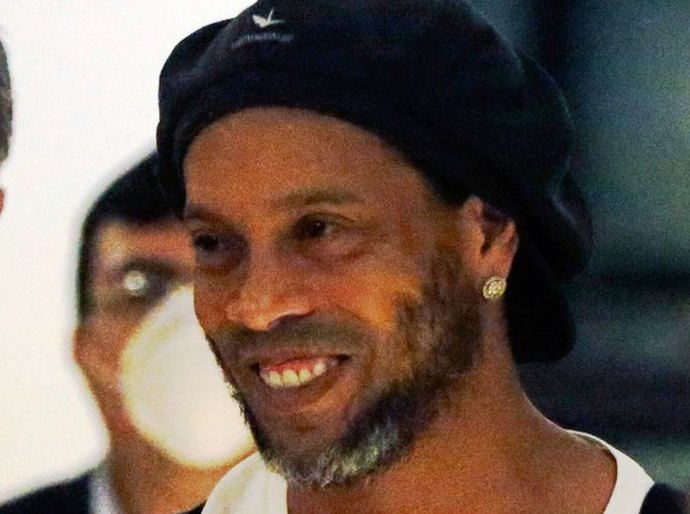 Ronaldinho Gaúcho paga fiança e deixa prisão no Paraguai