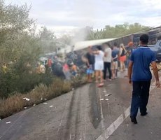 Colisão entre van e caminhão na BR-116 provoca 15 mortes