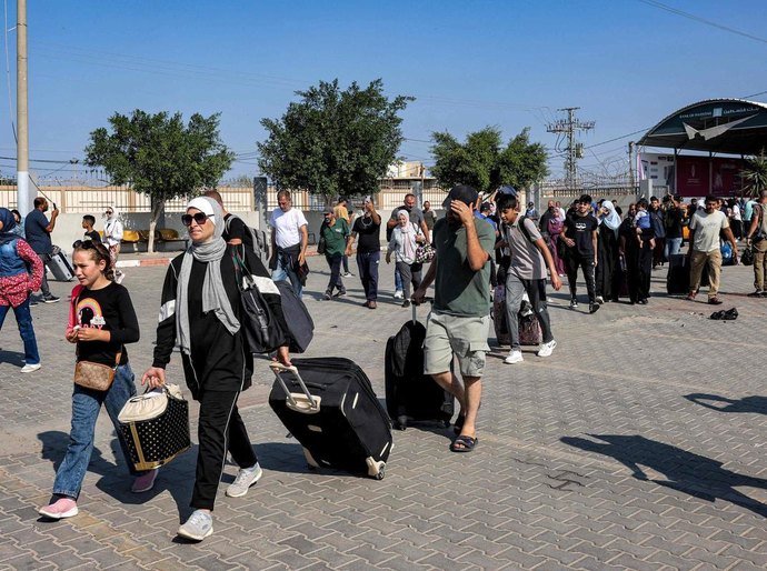 Brasileiros seguem aguardando abertura da fronteira de Rafah após ataques a hospitais em Gaza