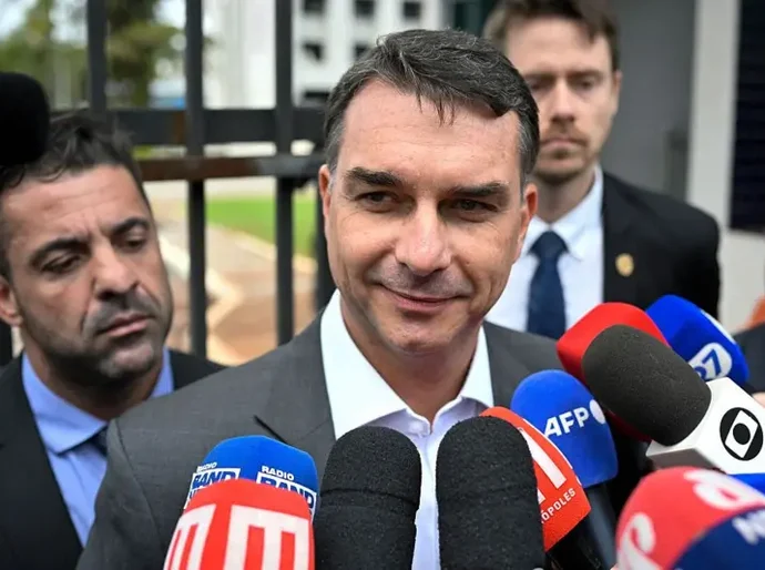 Bolsonaro confirma pré-candidatura de Flávio em carta antes de cirurgia