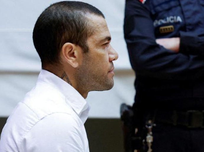As razões da Justiça da Espanha pra liberar Daniel Alves da cadeia sob fiança de 1 milhão de euros