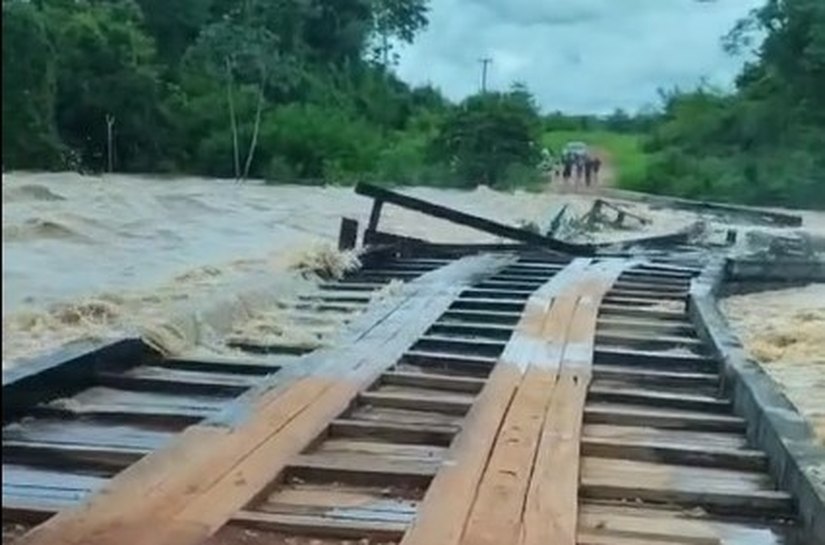 Veja Fotos e Vídeo: Ponte é levada pela correnteza e mais de 200 famílias estão desalojadas e sete desabrigadas em cidade de MT por causa das chuvas