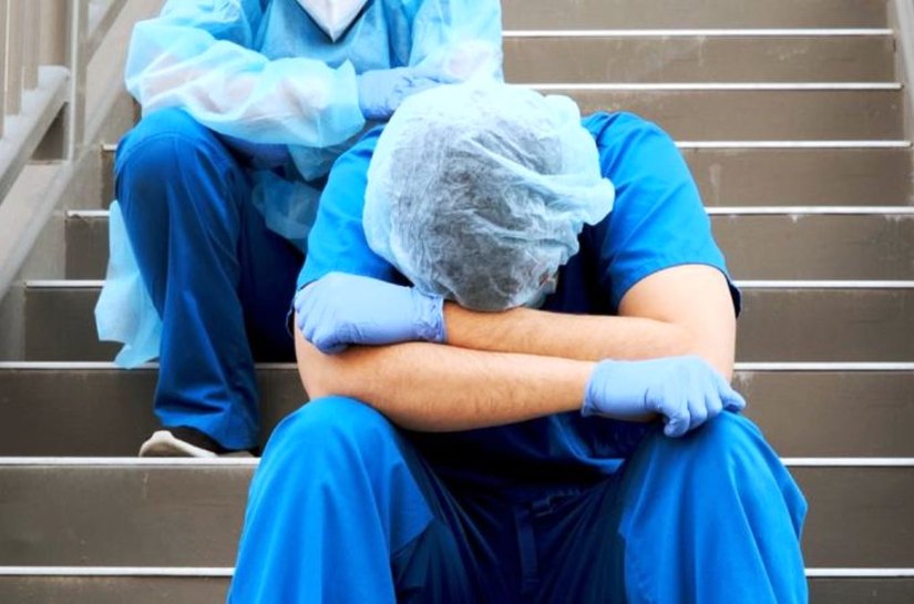 Do medo da covid-19 à desolação: enfermeiros enfrentam danos psicológicos do trabalho na pandemia