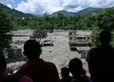 Número de mortos após inundações no Nepal e na China sobe para 750