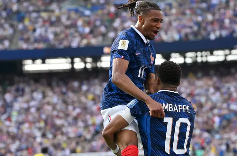 Dupla Mbappé e Olise massacra Suécia, e França avança na Copa do Mundo