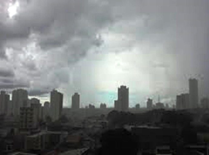 Chuva cai em Cuiabá e VG na madrugada de domingo, 20, mas, ainda há fumaças