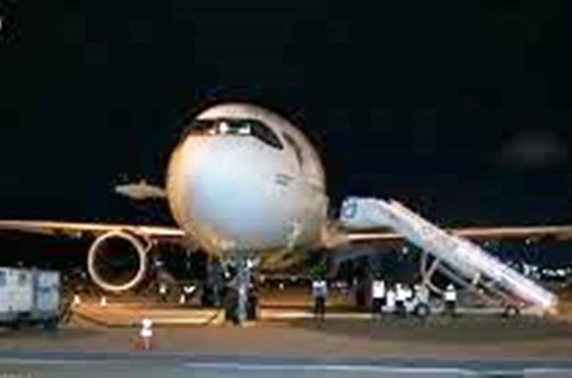 Avião com vacinas de Oxford para o Brasil decola da Índia