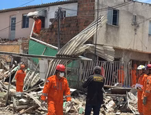 Explosão atinge oito casas, deixa dois mortos e nove feridos; bombeiros buscam cadeirante sob escombros