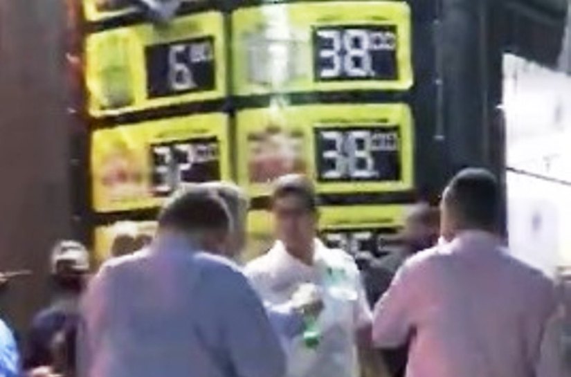 Veja Foto e Vídeo: Prefeito de Cuiabá é flagrado bebendo cerveja em distribuidora sem máscara, na sexta feira, 12