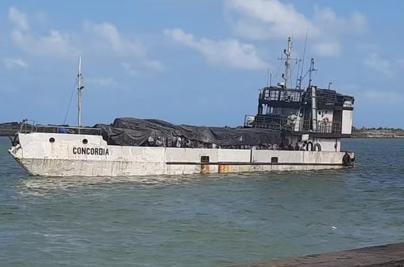 Tripulantes estão desaparecidos após naufrágio de navio de carga no Grande Recife