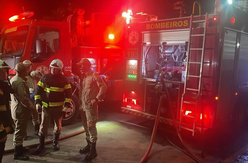 Corpo de Bombeiros combate incêndio em residência em Várzea Grande