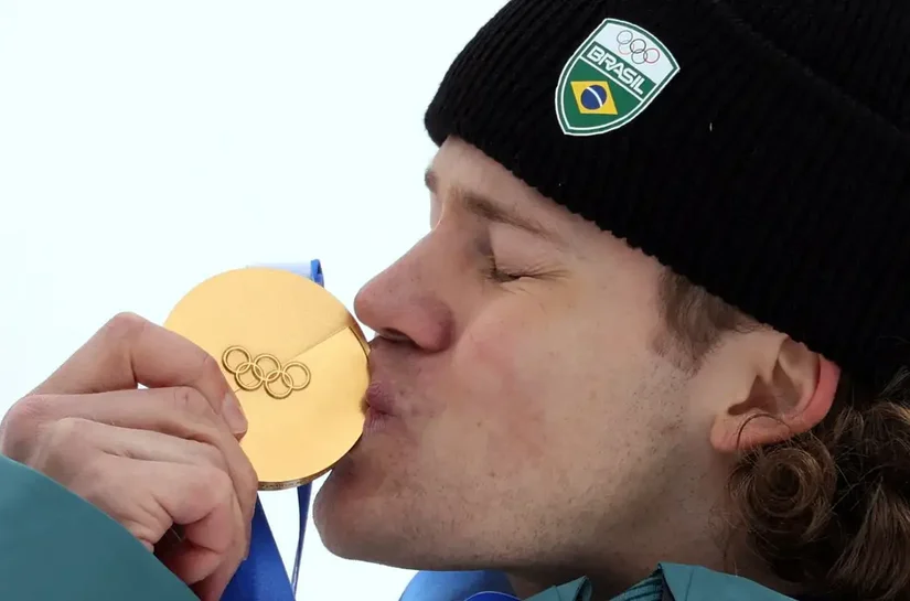 Lucas Pinheiro Braathen ganha ouro e faz história ao conquistar 1ª medalha do Brasil na Olimpíada de Inverno