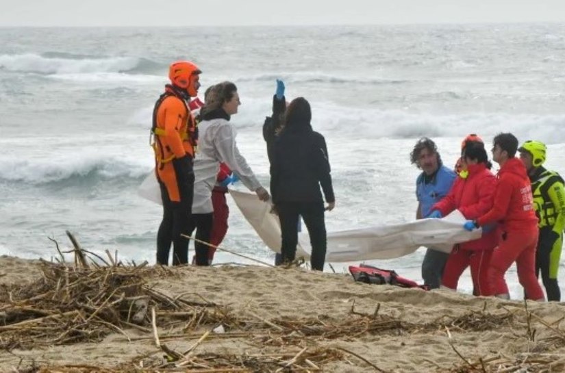 Mais de 30 corpos aparecem na costa da Itália após naufrágio de barco com imigrantes