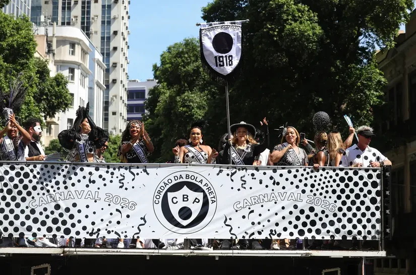 Cordão da Bola Preta leva foliões para as ruas do Centro do Rio; Paolla Oliveira, rainha do bloco, se emocionou no desfile