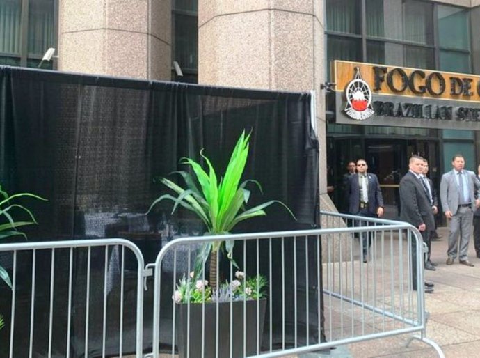 Para driblar exigência de vacina, churrascaria improvisa 'puxadinho' para Bolsonaro na calçada em NY