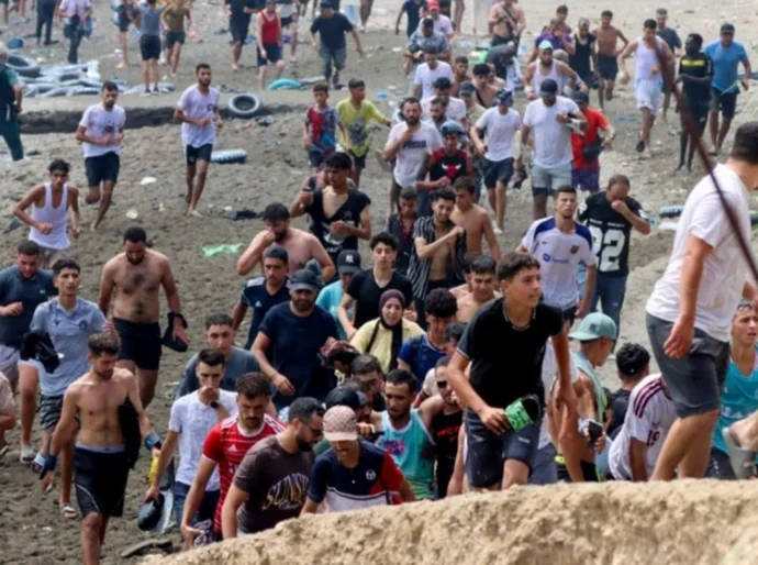 'Situação fora de controle': Espanha mobiliza Exército após milhares de migrantes cruzarem de Marrocos para Ceuta; ao menos 10 morreram