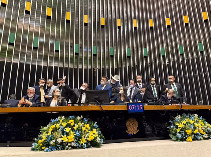 Oposição protesta contra prisão de Bolsonaro, anuncia obstrução no Congresso e defende anistia e fim do foro privilegiado