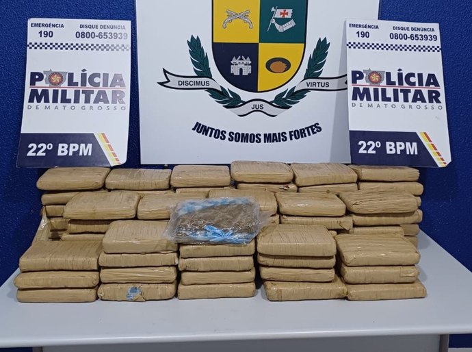 Dupla é presa com 80 tabletes de maconha que seriam levados para outro Estado