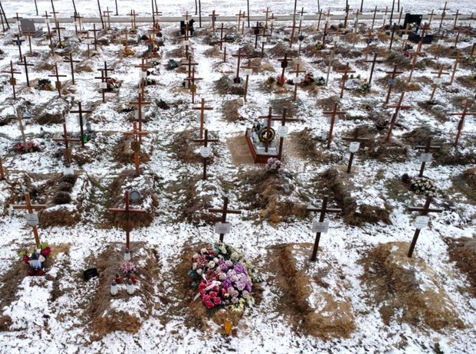 Mundo atinge maior média diária de mortes por Covid em 4 meses