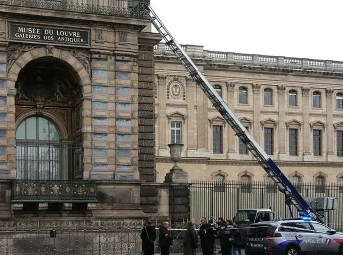 Dois suspeitos são presos por roubo de joias no Louvre
