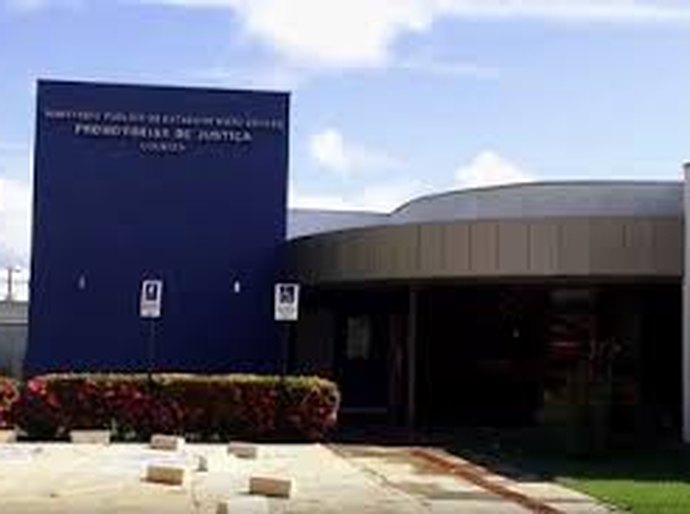 Desvariada, advogada de 30 pula muro e entra na casa de promotor com faca; PM faz prisão