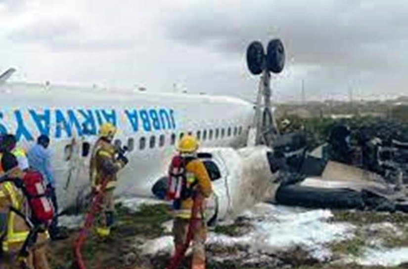 Avião fica de cabeça para baixo em acidente durante pouso na Somália