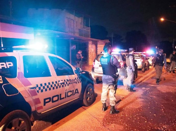 Homem de 39 ameaça matar a esposa, se esconde da PM no banheiro, mas, acaba preso