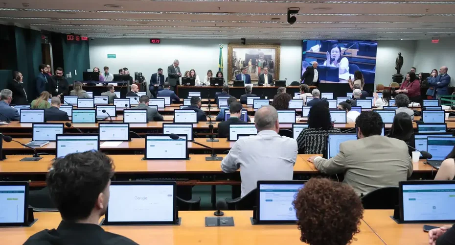 CCJ da Câmara aprova proposta que reduz maioridade penal de 18 para 16 anos