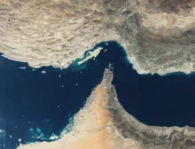 Irã: Navios podem passar por Ormuz se coordenarem com sua Marinha