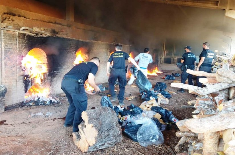 Em apreensão recorde no Araguaia, PF incinera tonelada de drogas em MT