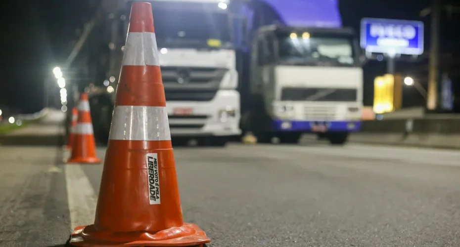 Caminhoneiros avaliam medidas do governo e mantêm ameaça de greve