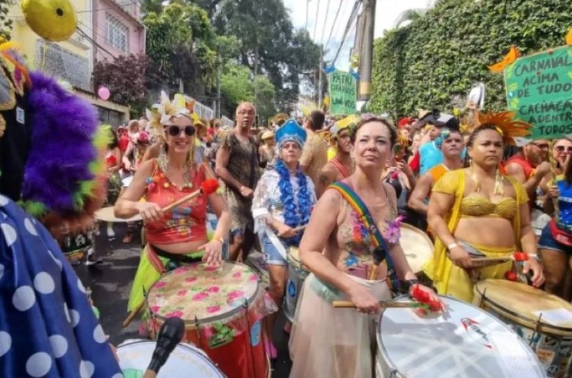 Ruas do Rio ficam tomadas por foliões no sábado pré-carnaval