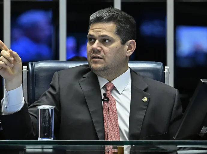 Alcolumbre é pressionado para adiar PL da Dosimetria para 2026