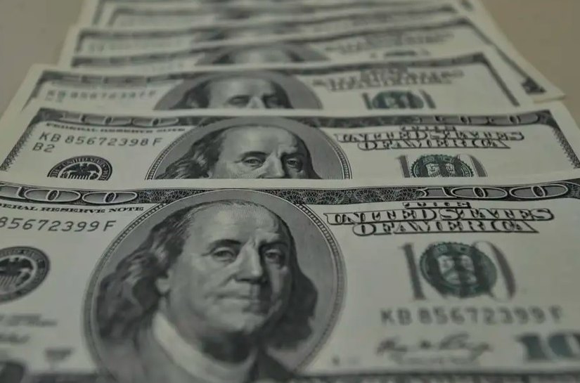 Dólar sobe para R$ 5,58 e fecha semestre com alta de 15,15%