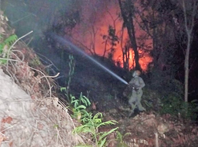 Bombeiros extinguem incêndio no Morro da Luz no centro de Cuiabá