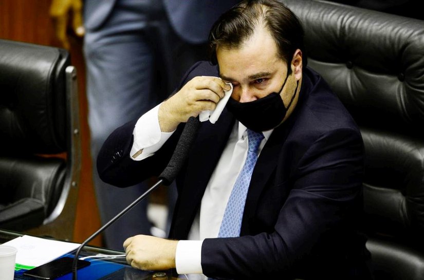 Maia se emociona em despedida da presidência da Câmara: 'As brigas passaram'