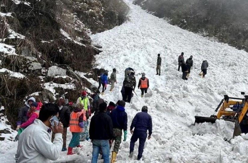 Avalanche na Índia mata sete turistas; outros estão presos