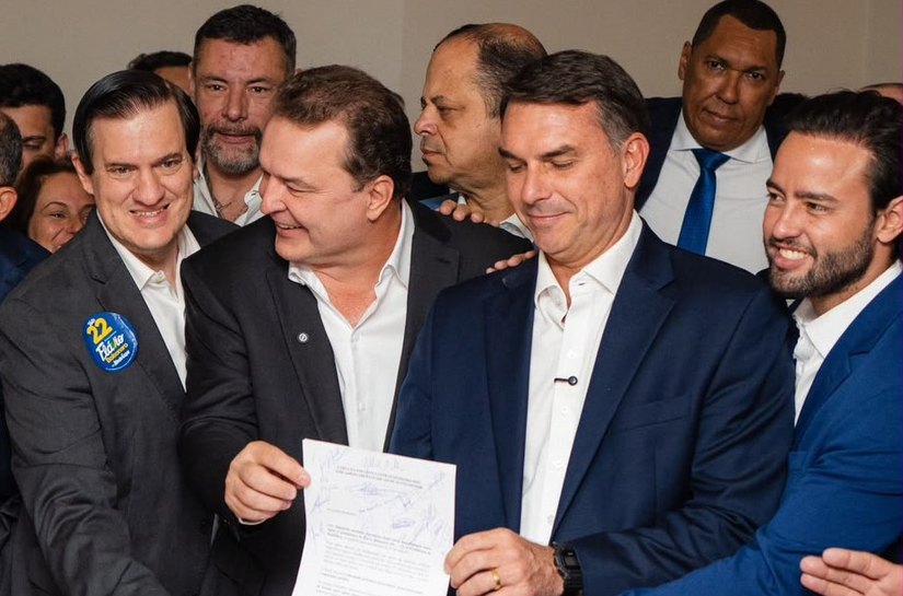 VEJA VÍDEO: MAX RUSSI LIDERA ARTICULAÇÃO DE 18 DEPUTADOS DE MT E ENTREGA CARTA DE APOIO A FLÁVIO BOLSONARO EM BRASÍLIA