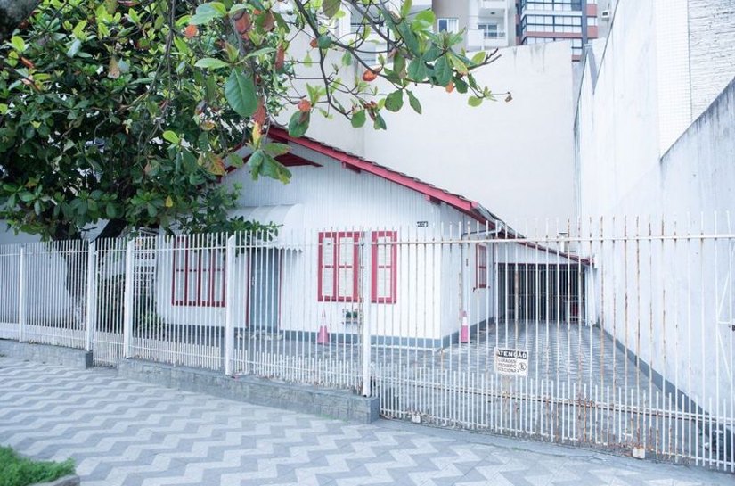 Balneário Camboriú: avaliada em milhões, última casinha de madeira de praia será demolida