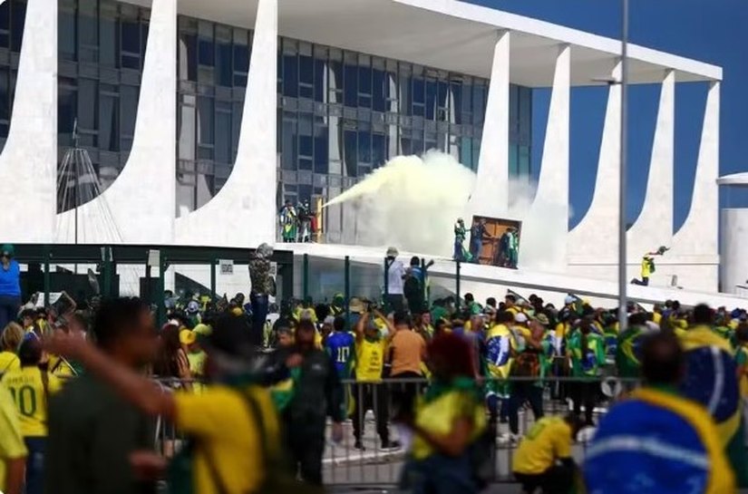 Justiça da Argentina emite mandados de prisão contra foragidos do 8 de janeiro