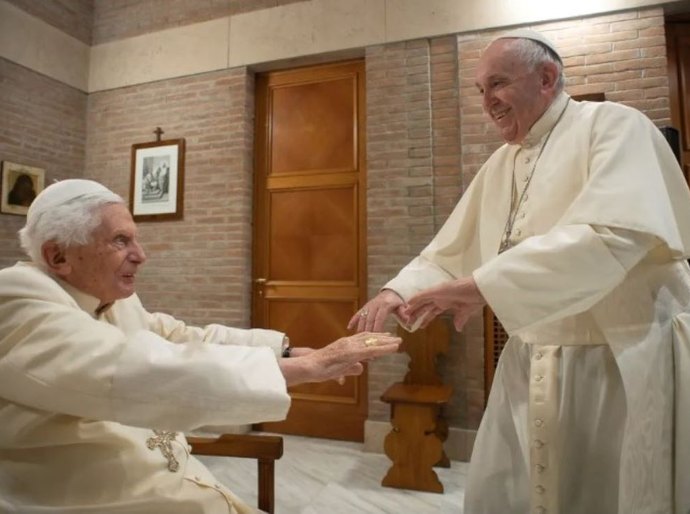 Papa Francisco se pronuncia após morte de Bento XVI: “Gratidão a ele”