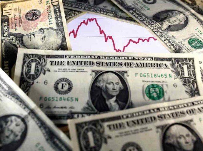 Ibovespa fecha em queda de 3,35% e dólar vai a R$ 5,40 com risco fiscal