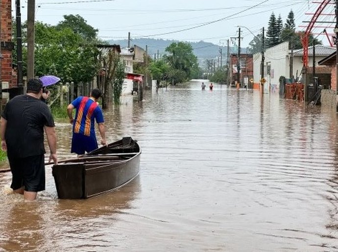 Enchentes derrubam pontes, tiram famílias de casa e bloqueiam rodovias no Rio Grande do Sul