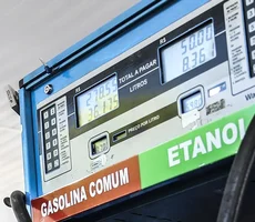 Petrobras reduz preço da gasolina em 4,9% a partir de terça-feira