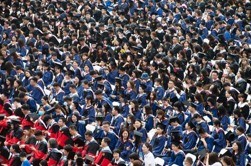 Wuhan tem cerimônia gigante de formatura 14 meses após fim da quarentena contra Covid