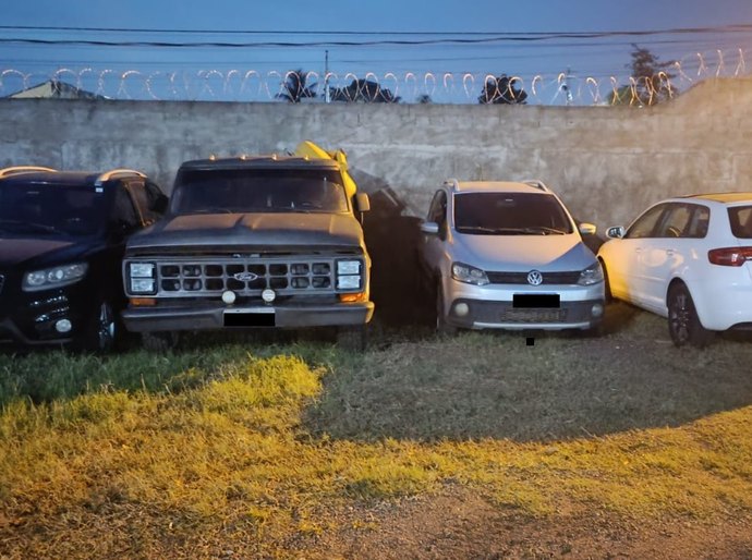 PM recupera quatro veículos em casa abandonada e prende suspeito por estelionato