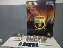 Polícia Militar prende quatro suspeitos por tráfico de drogas e fecha escritório de golpes