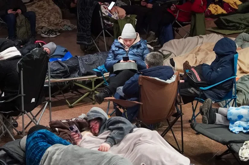 'Número recorde de mísseis' atinge a Ucrânia, deixando milhares sem aquecimento a -20°C.