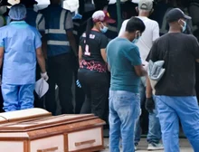 Como é o necrotério improvisado onde cadáveres se acumulam a céu aberto após terremotos na Venezuela: 'estou com medo do que vou encontrar lá'